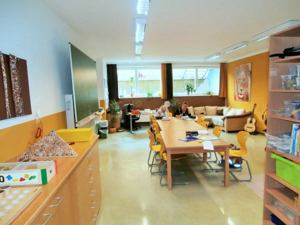 Kinder in der Tagesbetreuung, die gemeinsam lernen