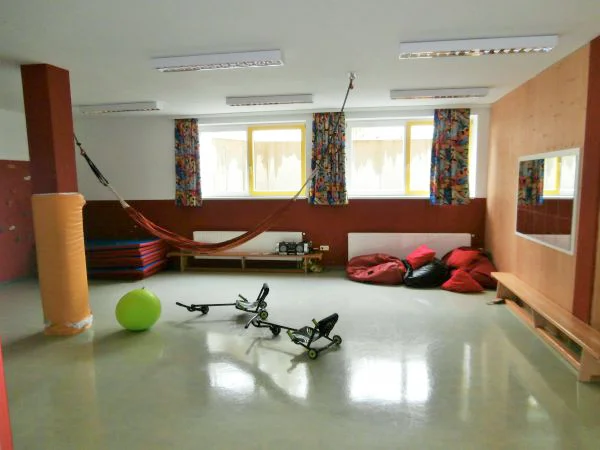 Kinder in der Tagesbetreuung, die gemeinsam spielen