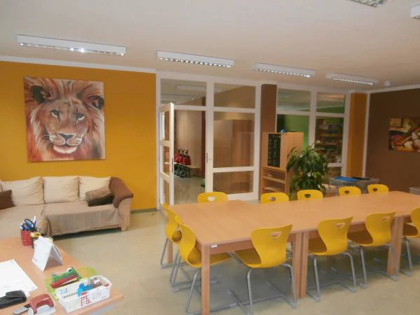 Kinder in der Tagesbetreuung, die kreativ arbeiten