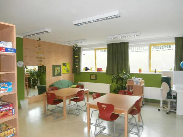 Kinder in der Tagesbetreuung, die kreativ arbeiten